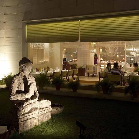 Hôtel 32Nd Milestone à Gurgaon Extérieur photo