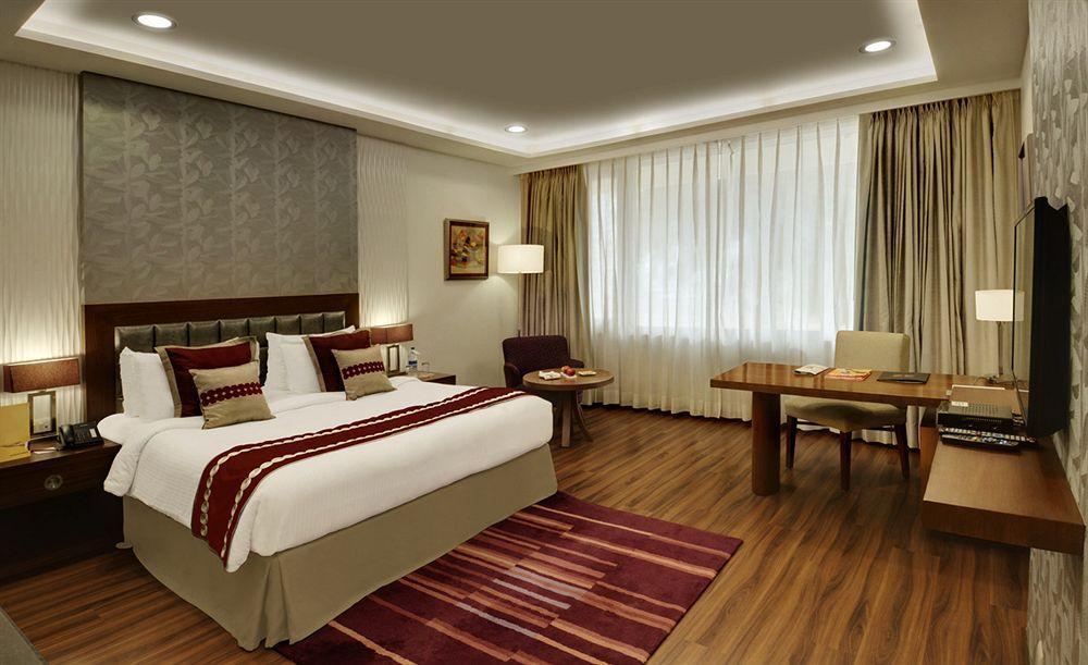 Hôtel 32Nd Milestone à Gurgaon Extérieur photo