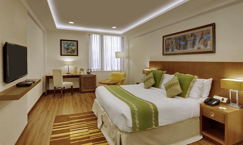 Hôtel 32Nd Milestone à Gurgaon Extérieur photo