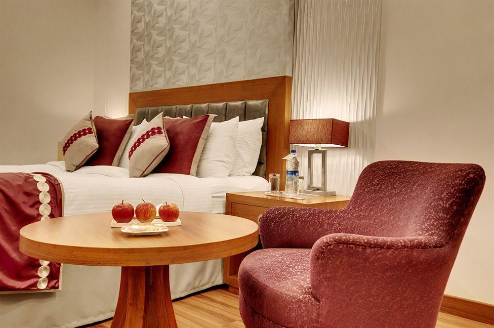 Hôtel 32Nd Milestone à Gurgaon Extérieur photo