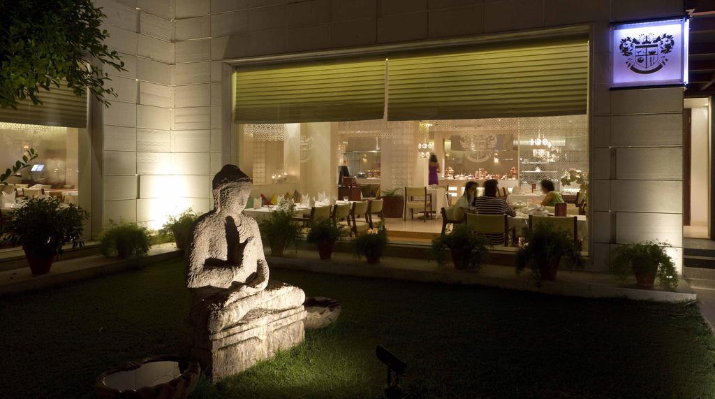 Hôtel 32Nd Milestone à Gurgaon Extérieur photo