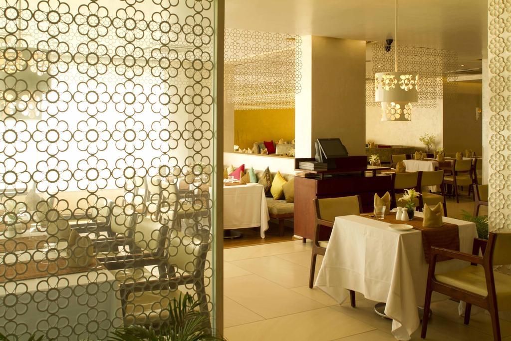 Hôtel 32Nd Milestone à Gurgaon Extérieur photo