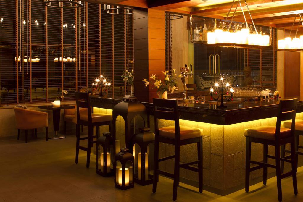 Hôtel 32Nd Milestone à Gurgaon Extérieur photo